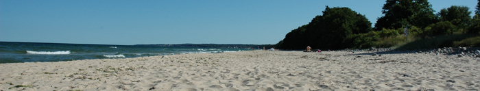 Foto längs stranden och havet vid Stenshuvud på Österlen.